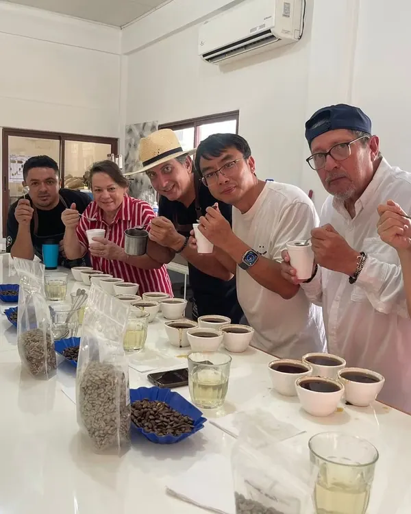 Equipo de catadores en una sesión de cata