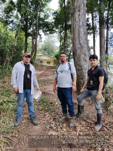 Técnicos tomando puntos GPS en una finca